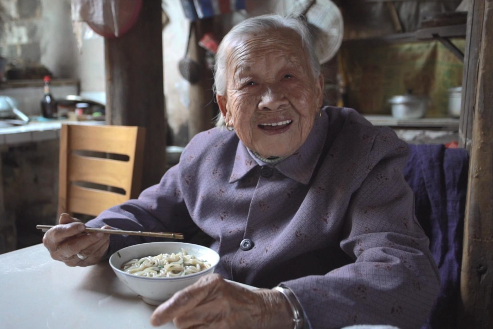 农村93岁老人有7个孩子,刚从小女儿家回来,看奶奶晚上做啥吃的