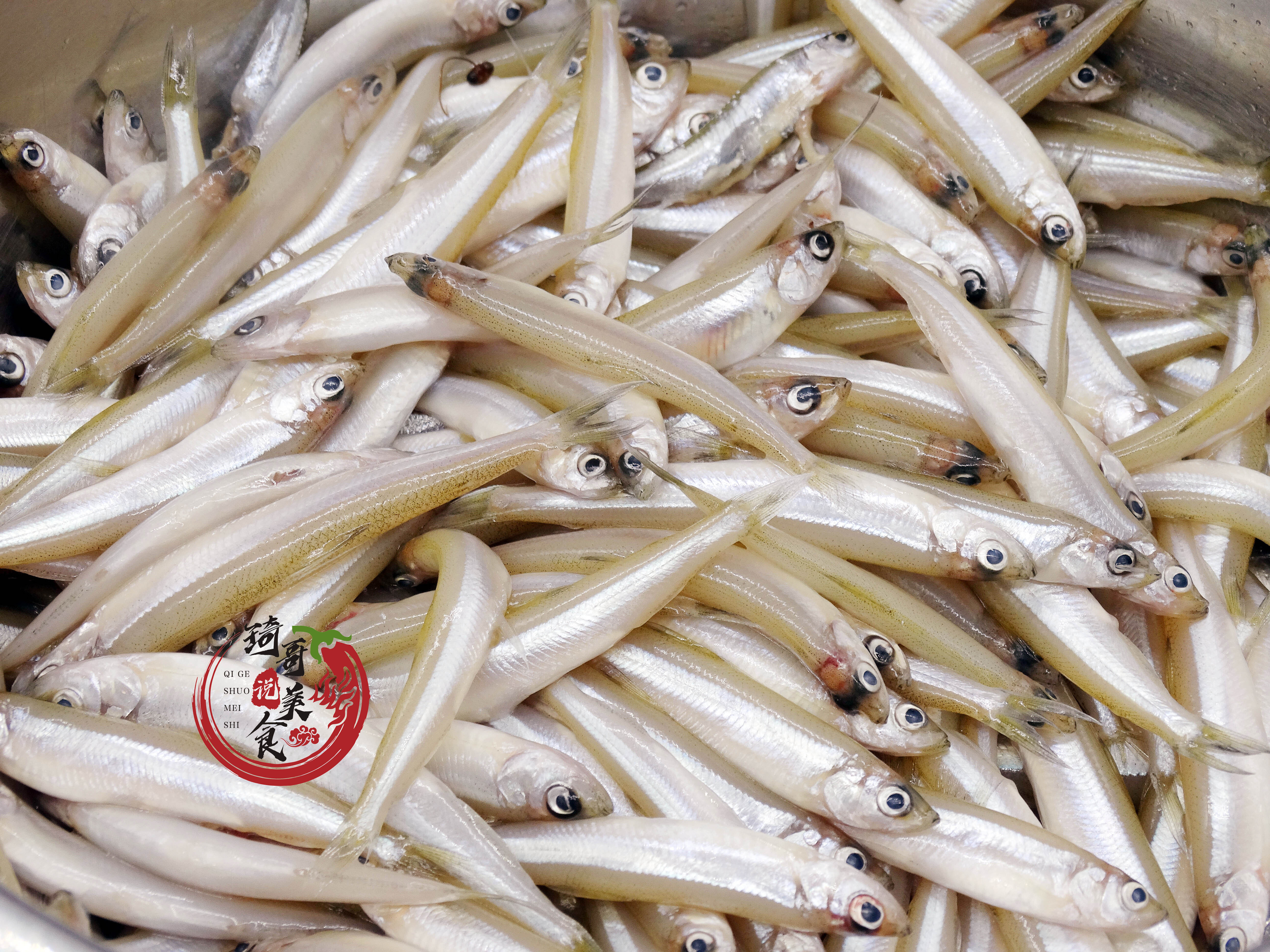 通身银白漂亮,并有一股黄瓜的清香味,所以产地人管它叫黄瓜鱼.