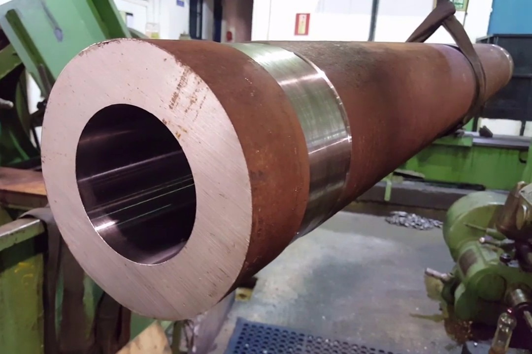 钢柱是如何从中间打孔的?这就是镗孔技术,看着真舒服!