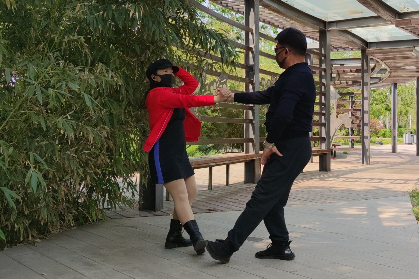 双人水兵舞《酒醉的蝴蝶》歌曲好听，明儿老师舞步优美好看