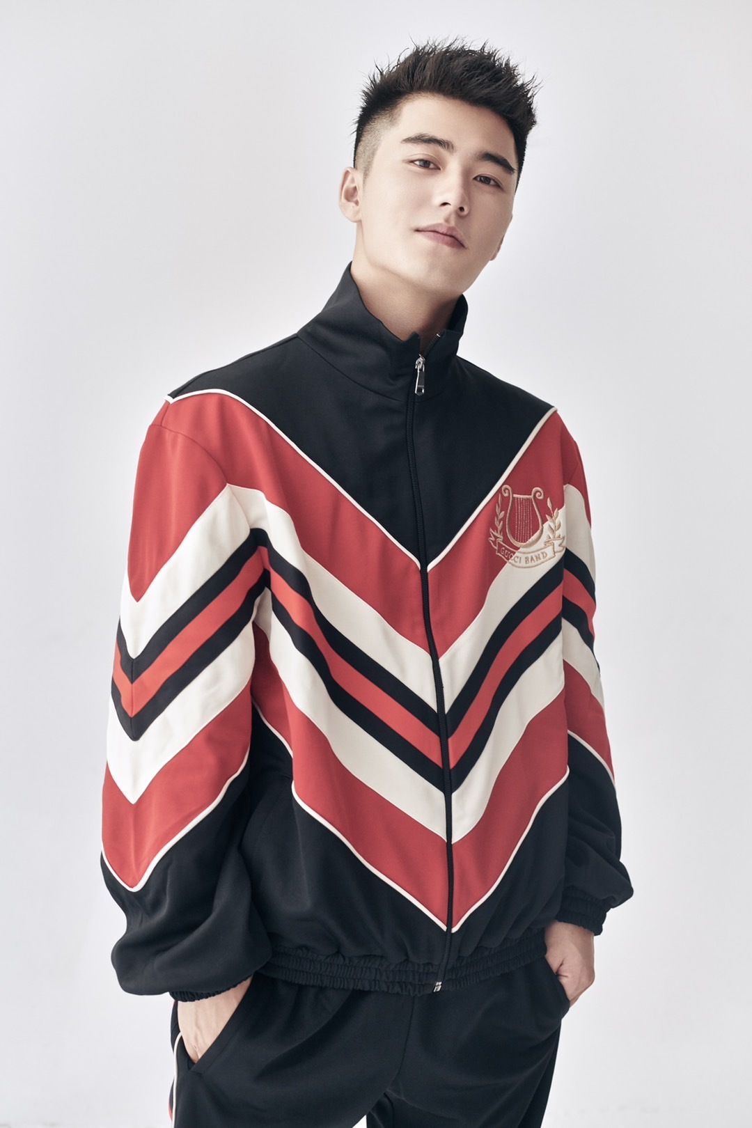 生活中的刘奕畅原本就是个阳光大男孩,在遇到一个剑客角色后,两种不同