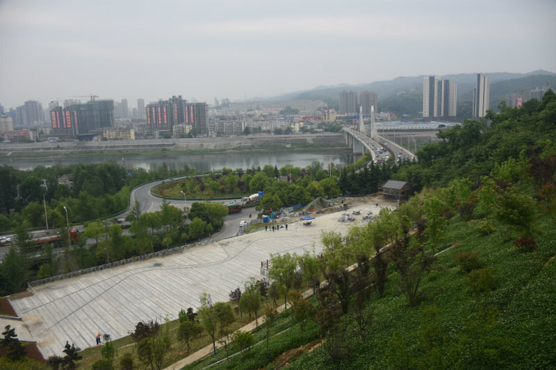 我和高西岐两个人早晨沿着汉江边赶到了安康城对面的新罗寺公园,在