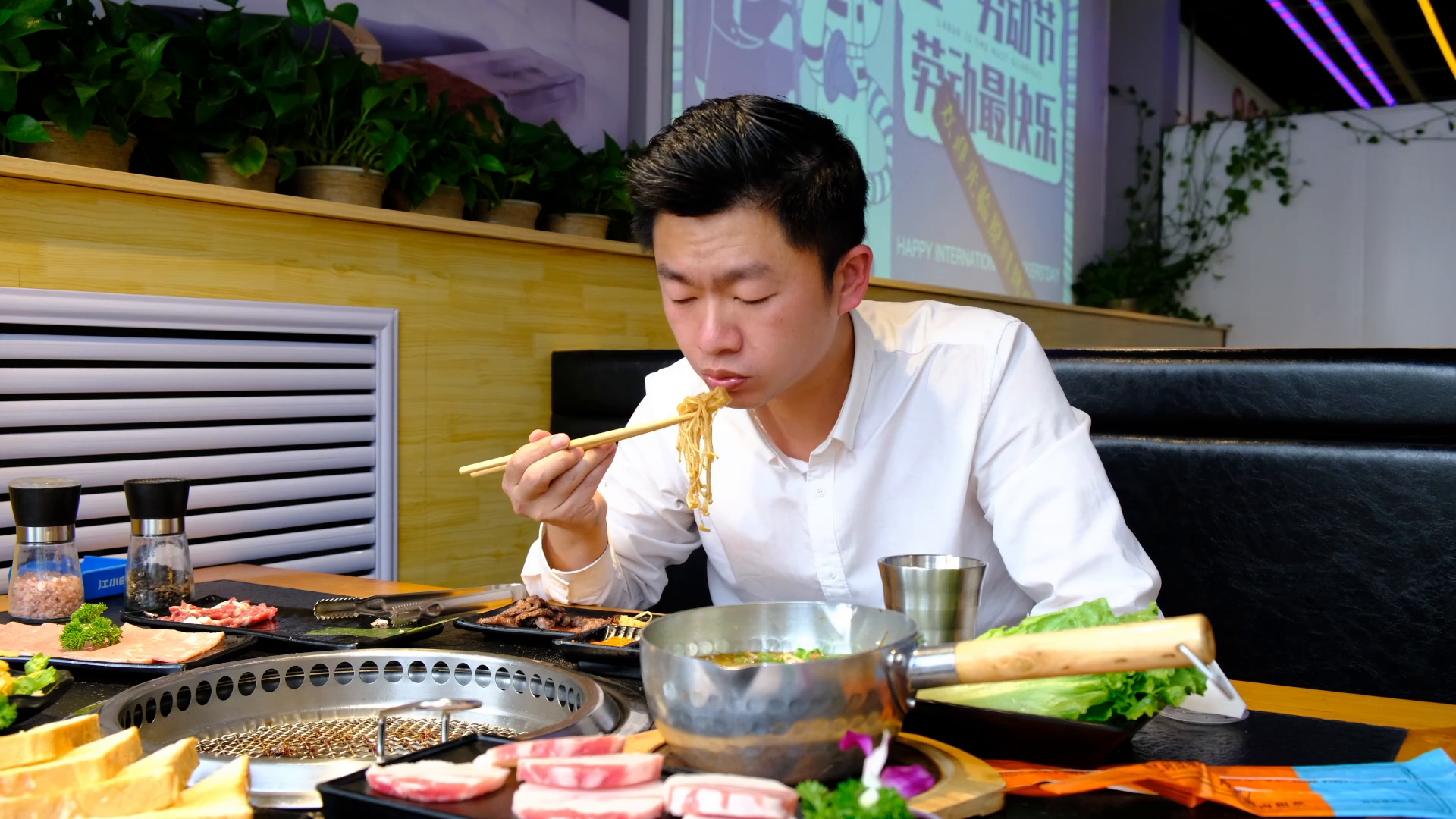 孤独的美食家烤肉第一季美女亲自为我烤肉惟爱也美食不可辜负