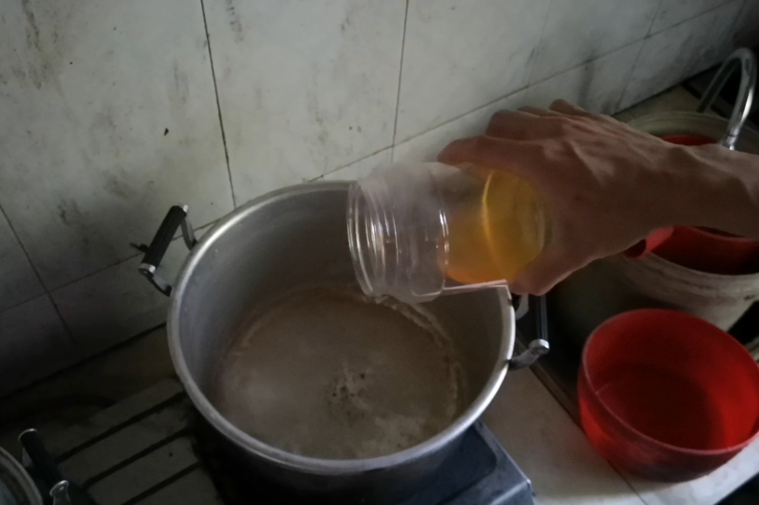 诱蜂水怎么配置？只要你有纯蜂蜜，你也可以配制诱蜂水