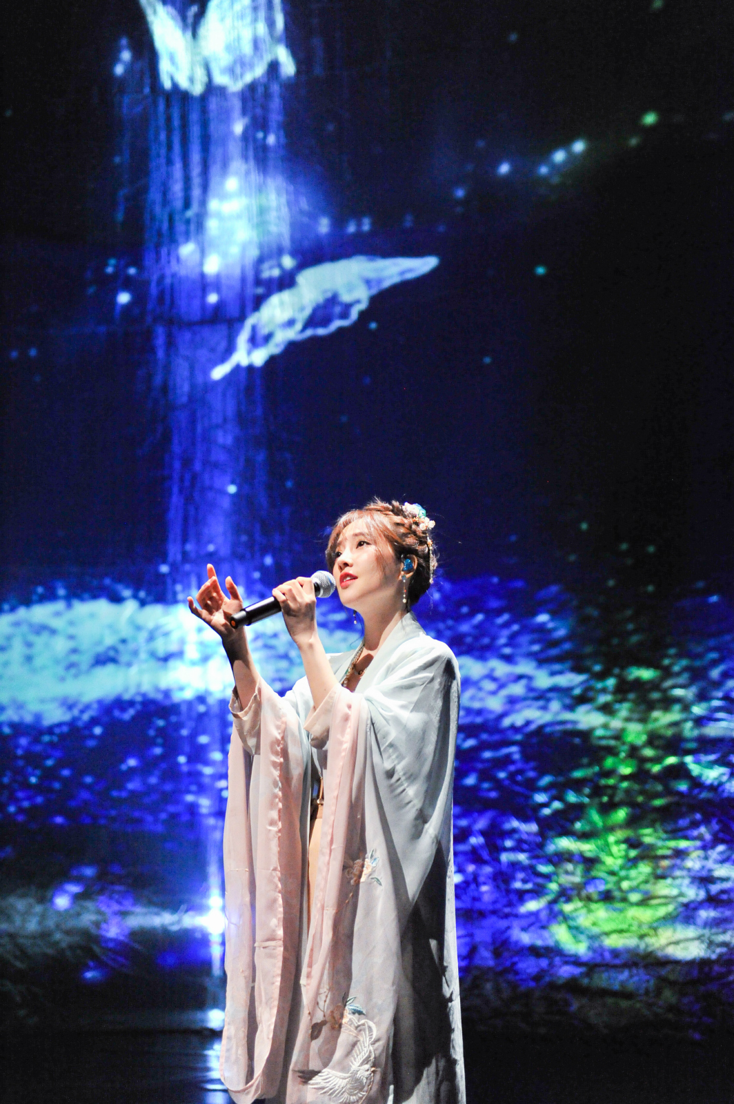 冯提莫受邀献唱"国风音乐盛典" 淡粉色古风造型仙气绝美 __凤凰网