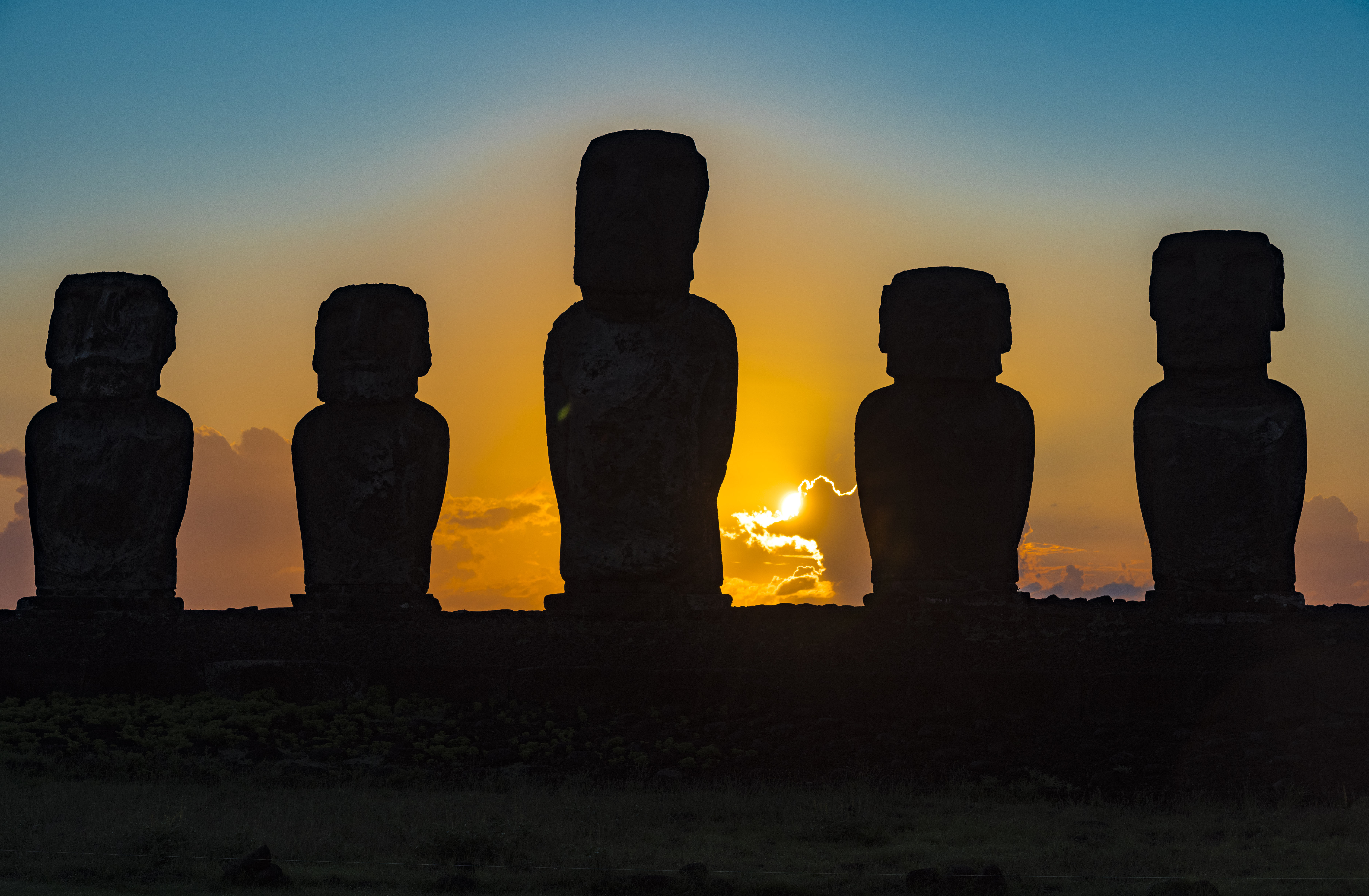 来复活节岛绝对不能错过的项目,神秘石像陪伴下的日出朝阳