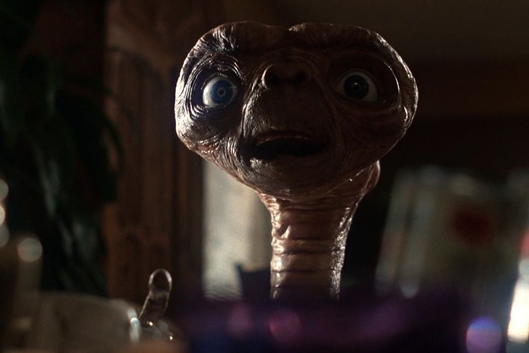 小伙偷养丑萌外星人，没事就骑自行车上天