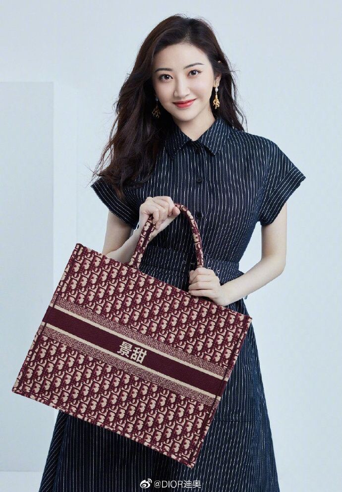 angelababy代言dior 名牌包上印上中文名