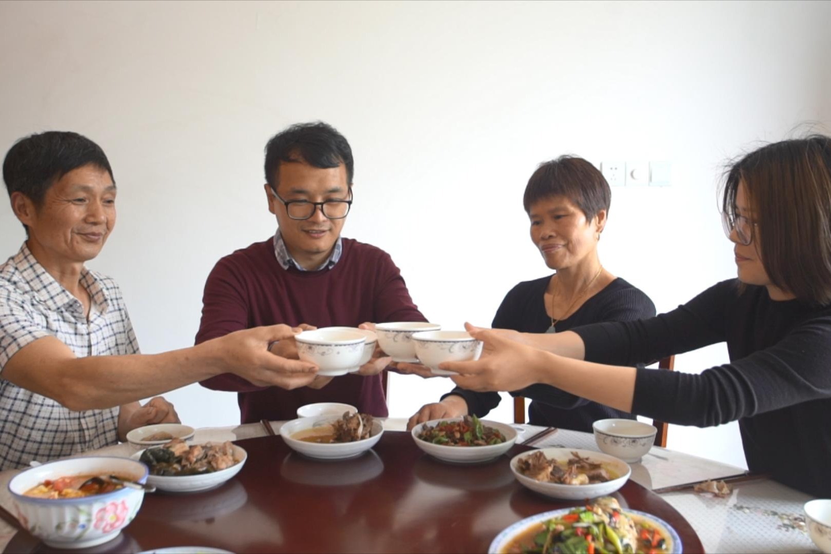 小伙相亲成功后第1次去对象家吃饭,紧张的筷子都拿反了,真尴尬