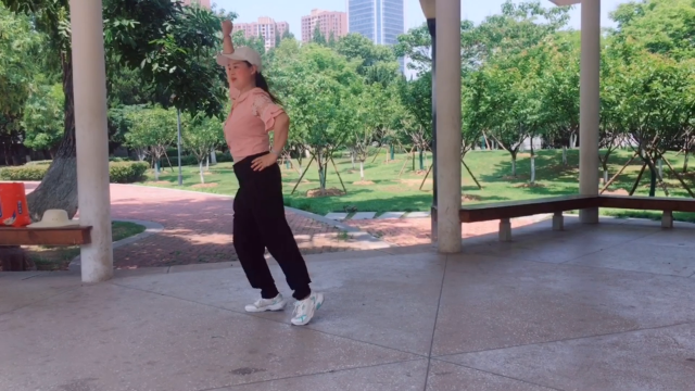 广场鬼步舞《酒醉的蝴蝶》，舞步时尚欢快，学起来容易