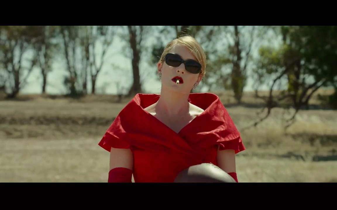 美女用服装实现复仇的电影《裁缝》