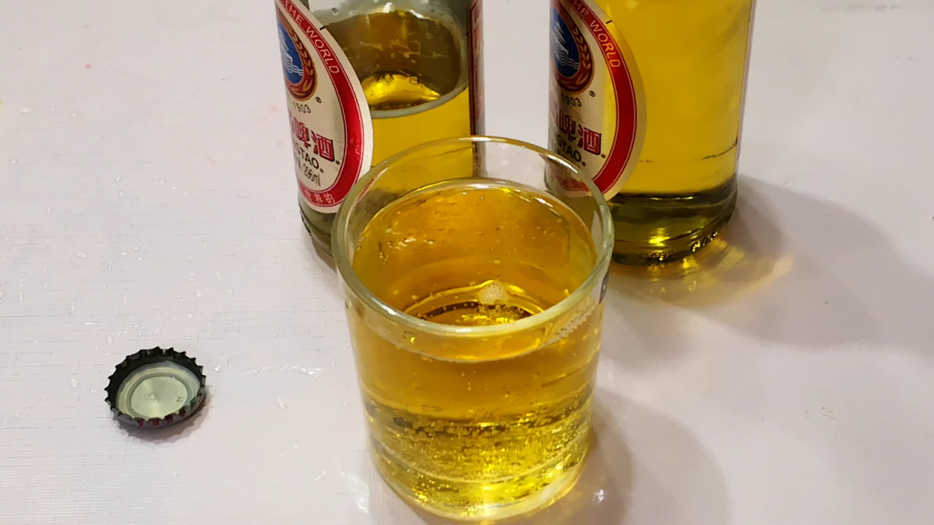 夏天喝啤酒,找对盖上"小玄机",用手就能轻轻拧开,省事又省力