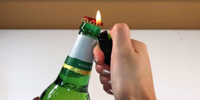 夏天喝啤酒,找对盖上"小玄机",用手就能轻轻拧开,省事又省力
