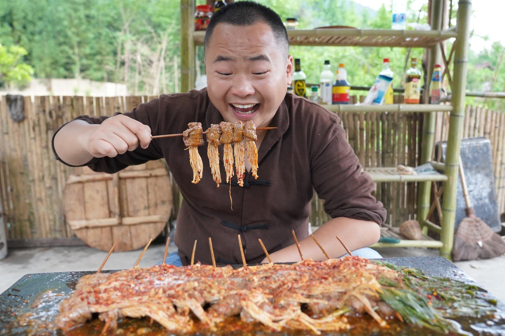 牛肉这样做真好吃，串上韭菜放石板上一烤，吃起来真过瘾