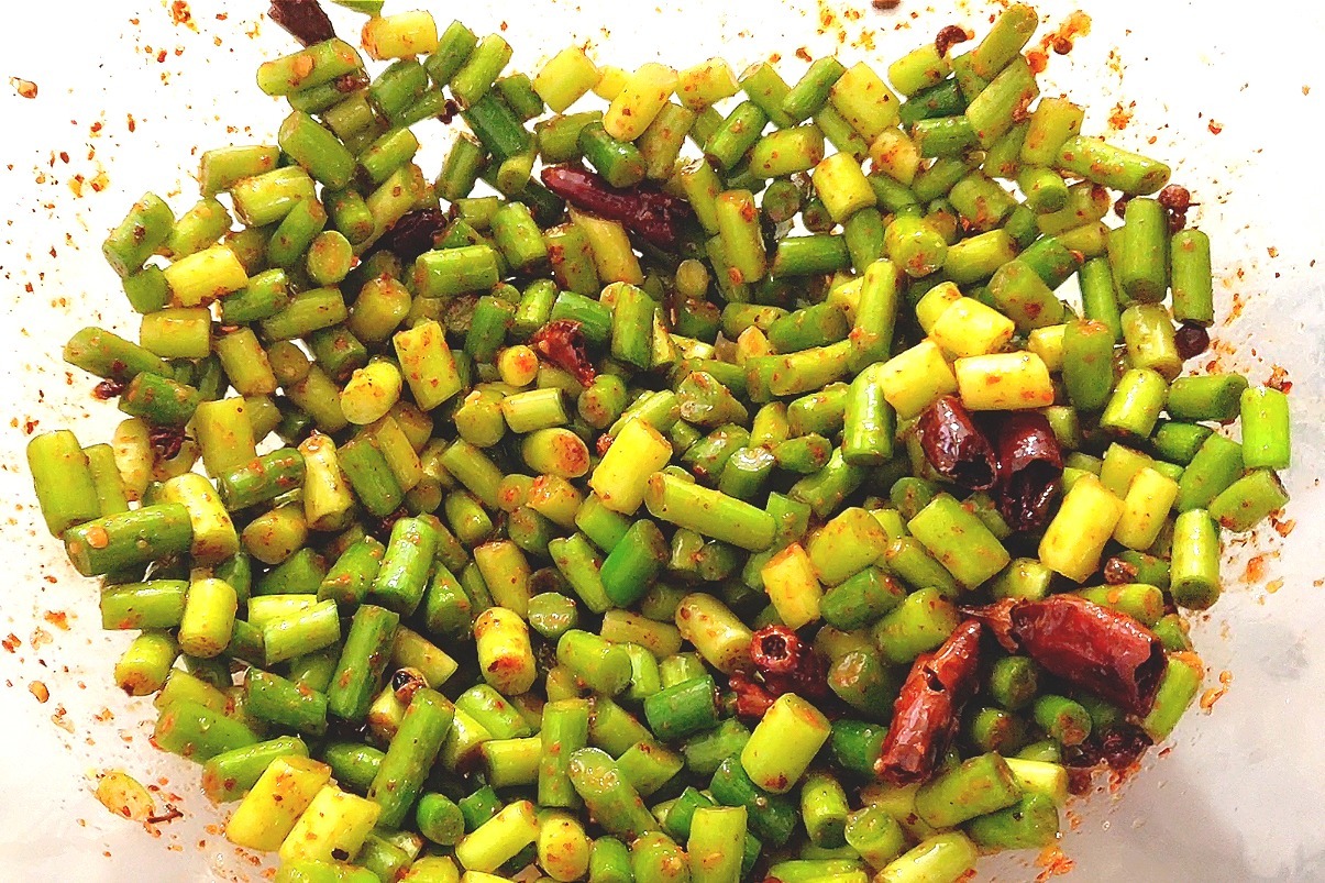 腌蒜苔好多人做错了，这才是正宗做法，一次腌50斤，半年也不坏