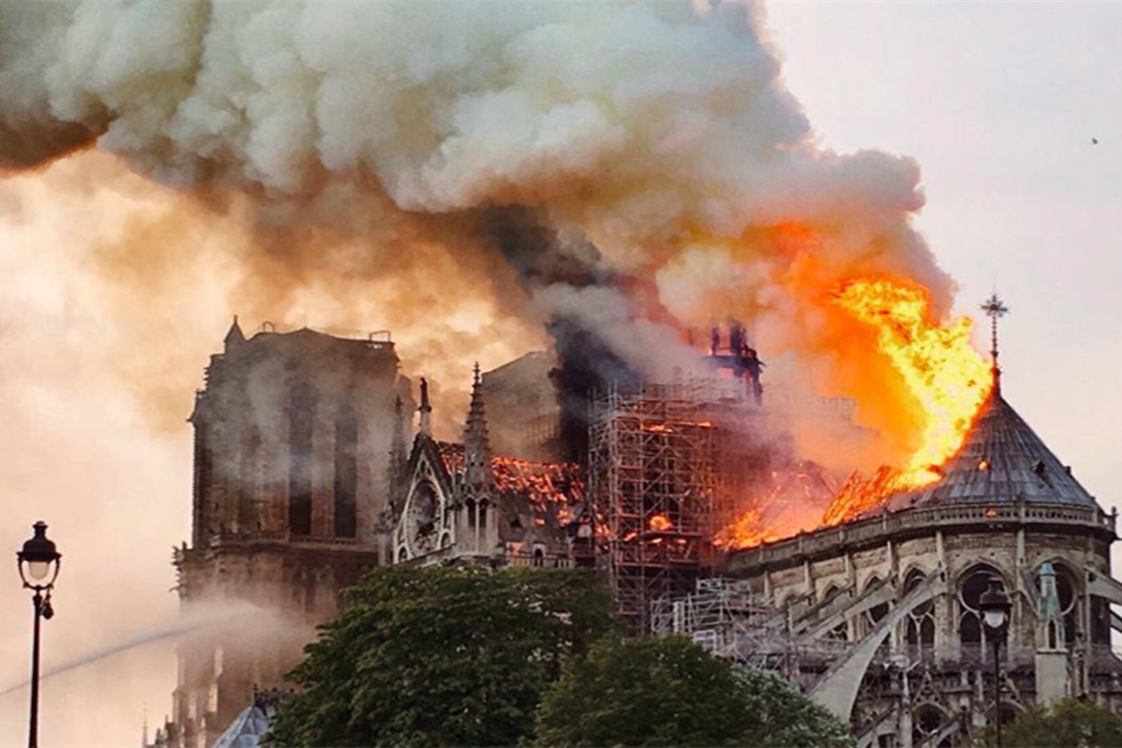 巴黎圣母院被烧毁到底该不该捐款对此有人反对你怎么看