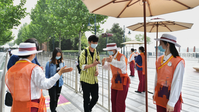 上海迪士尼员工疫情期未停薪降薪,4月"做四休三"