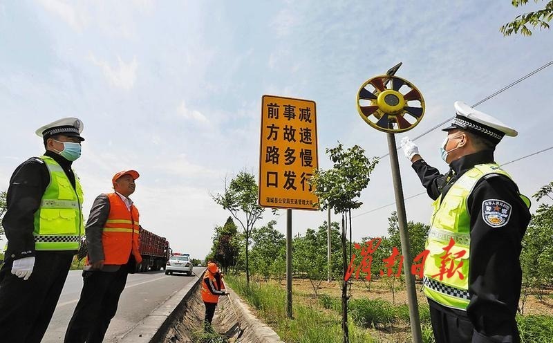 蒲城县交警路政联合行动除隐患__凤凰网