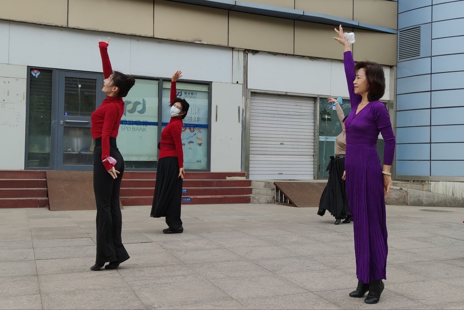 优美三步广场舞《芦花美》歌曲好听，舞步轻盈飘逸，杜老师舞蹈队