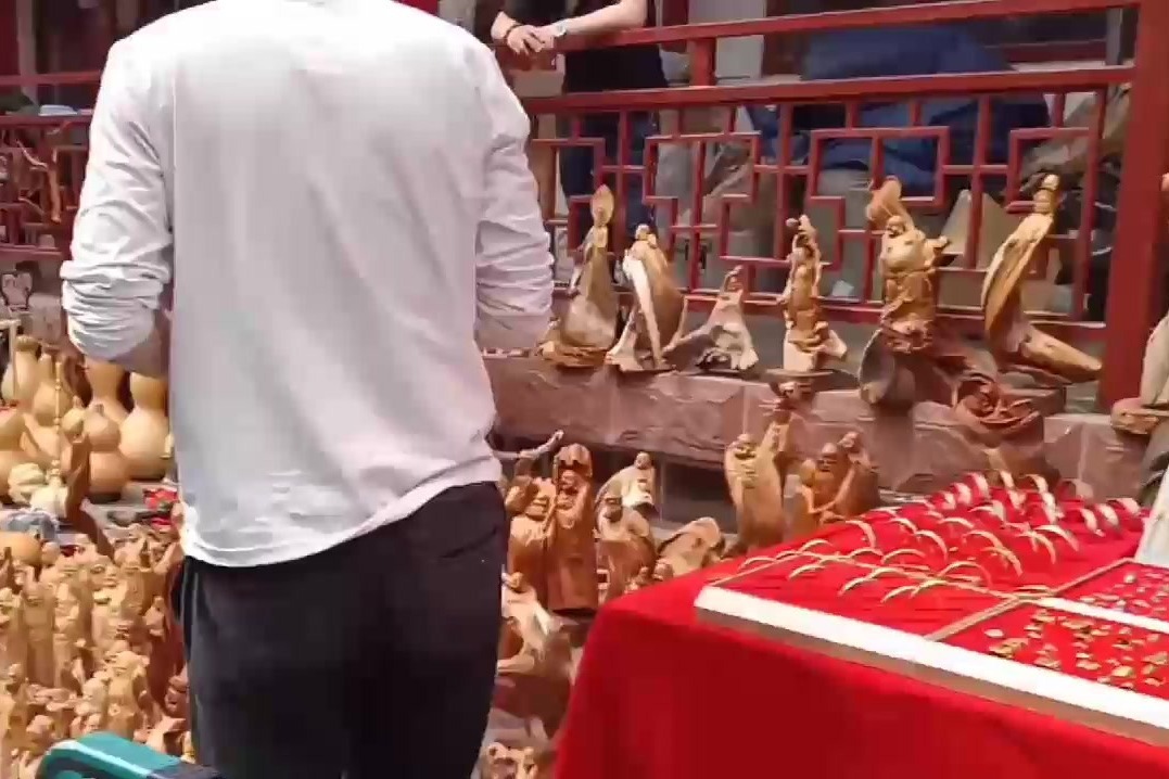 实拍济南的英雄山文化市场，这里是山东有名的古玩市场，挺热闹