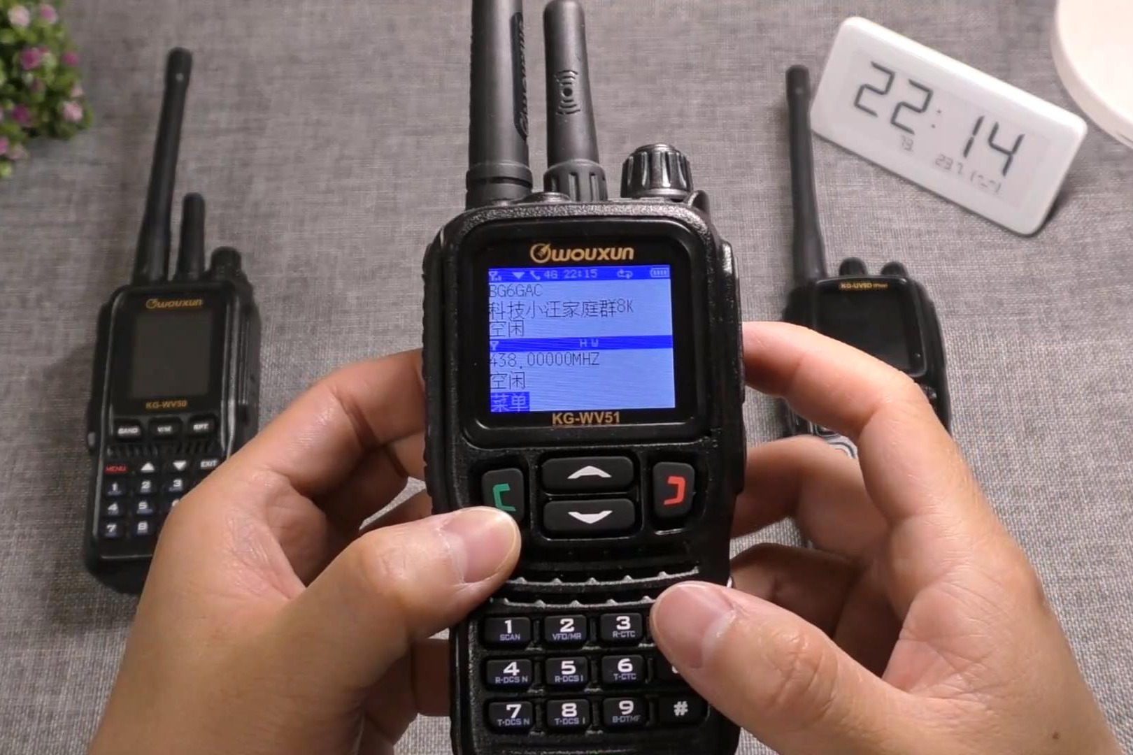 小汪找来三台对讲机，设置公网中转模式，再远也能和本地中继通联