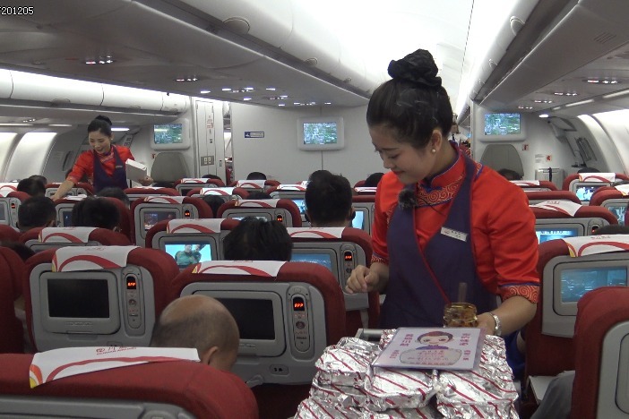 川航成都飞洛杉矶体验记，从经济舱吃到商务舱，人人一勺老干妈