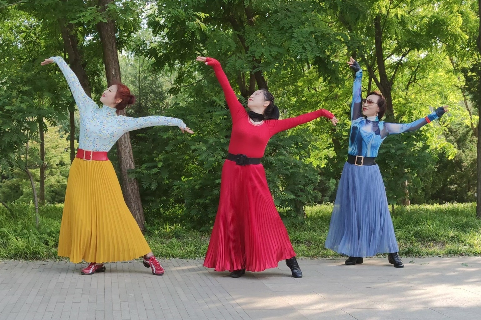 广场舞《中国好吉祥》龙的传人就在东方大中国，魅力朵朵舞蹈队