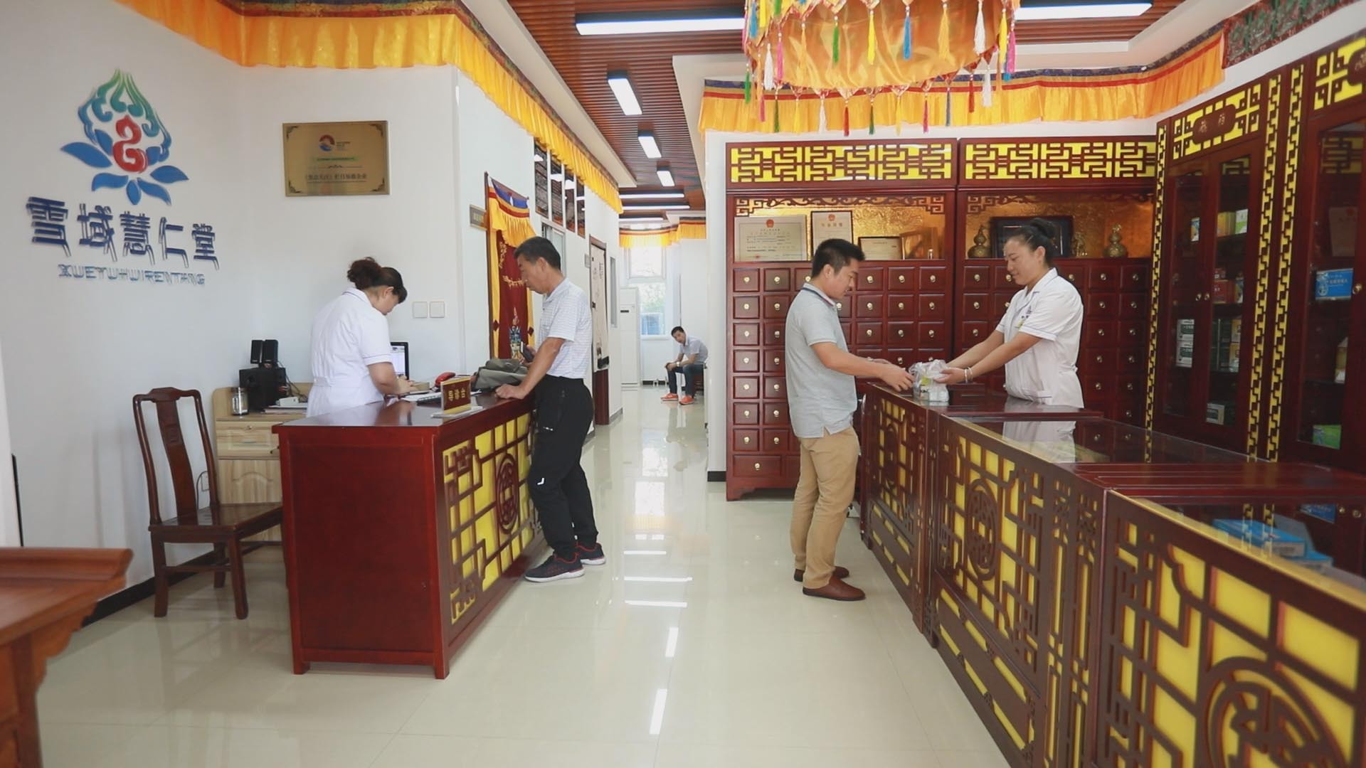 雪域慧仁堂坐馆藏医——公保师父医者仁心