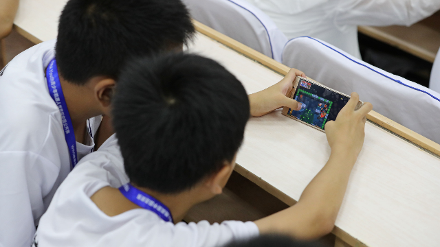 我国未成年网民175亿超半数小学生玩手游近四成刷短视频