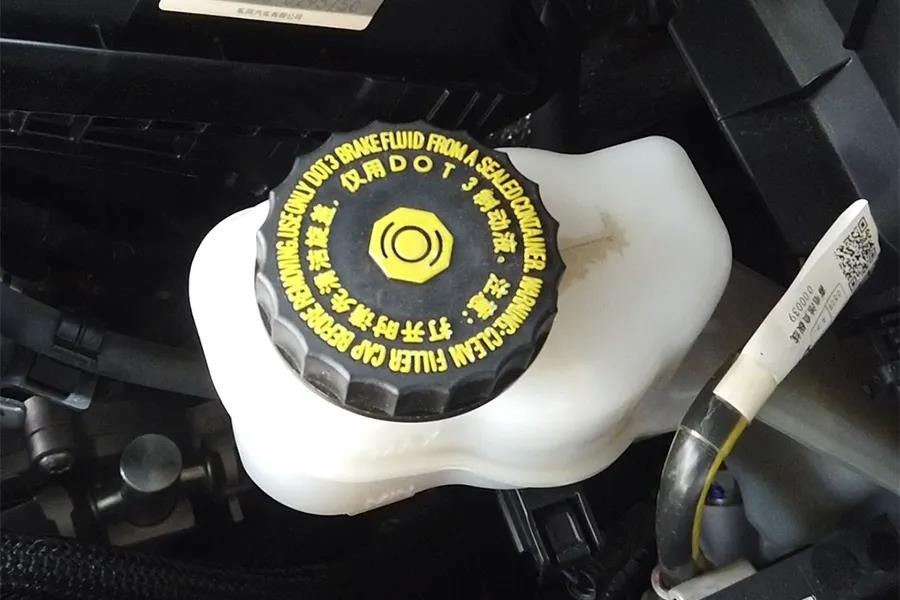 最厚铝合金防撞梁，22颗固定螺栓（下）