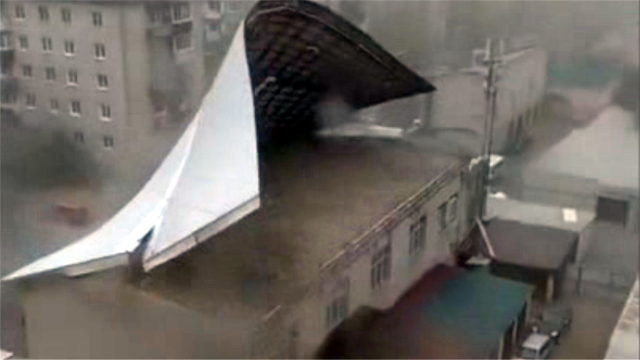 风力达到25至30米每秒！实拍：暴风吹袭俄罗斯赤塔市掀翻屋顶
