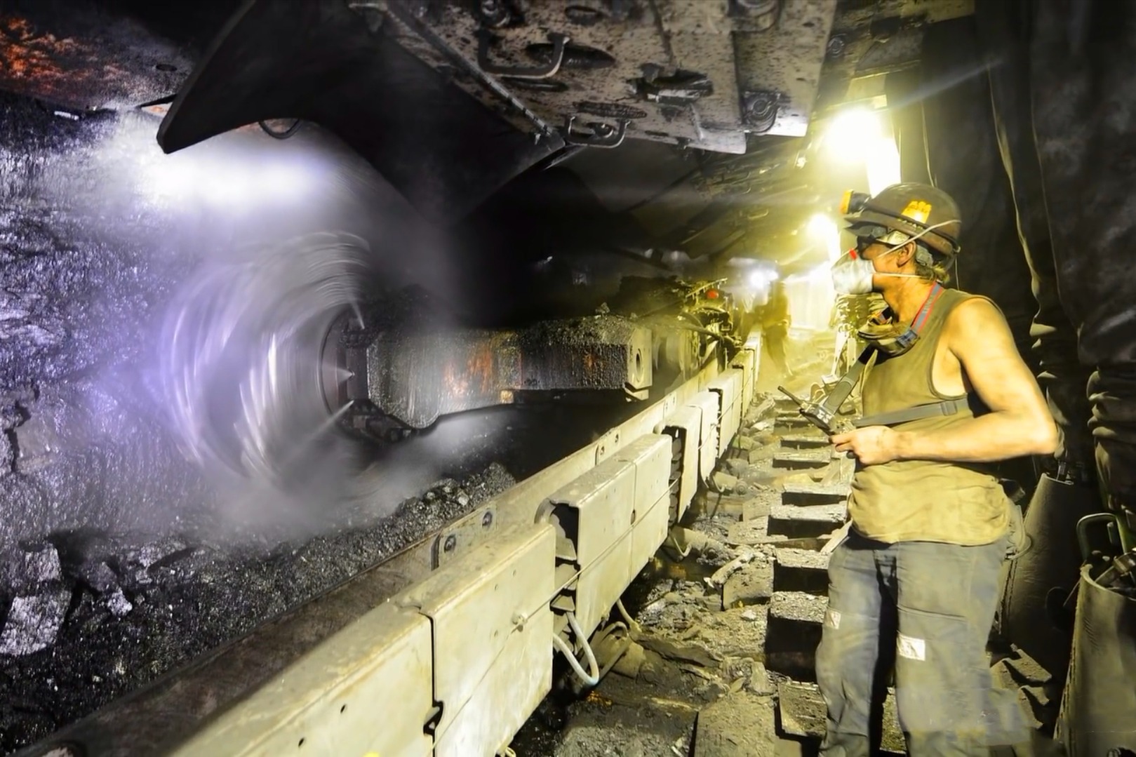 地下几百米的煤矿, 用什么方法开采的?这采煤机的齿轮威武霸气