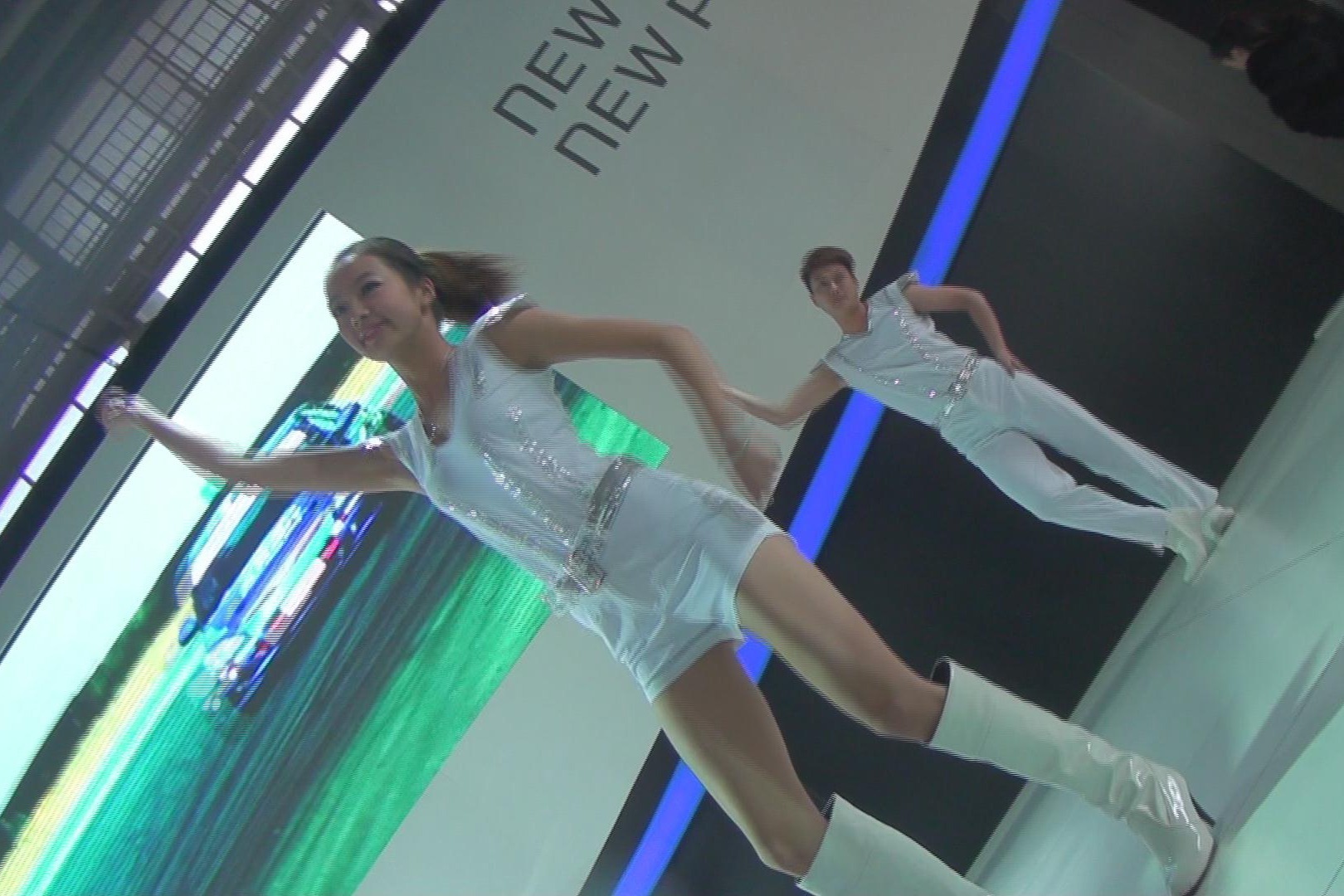 青春时尚热舞为美女车模小姐姐打卡