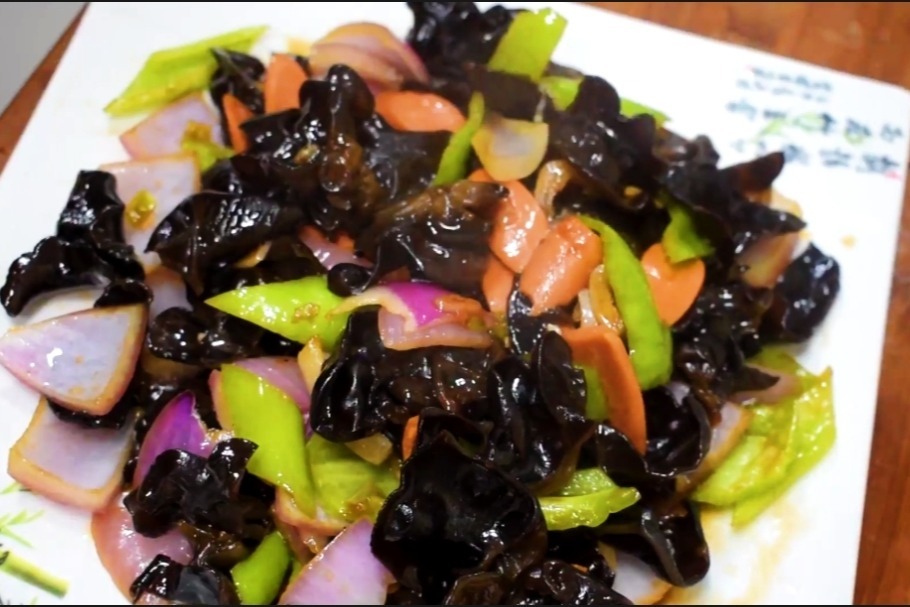 洋葱炒木耳:非常美味,对人有很多益处,在家每周吃7次