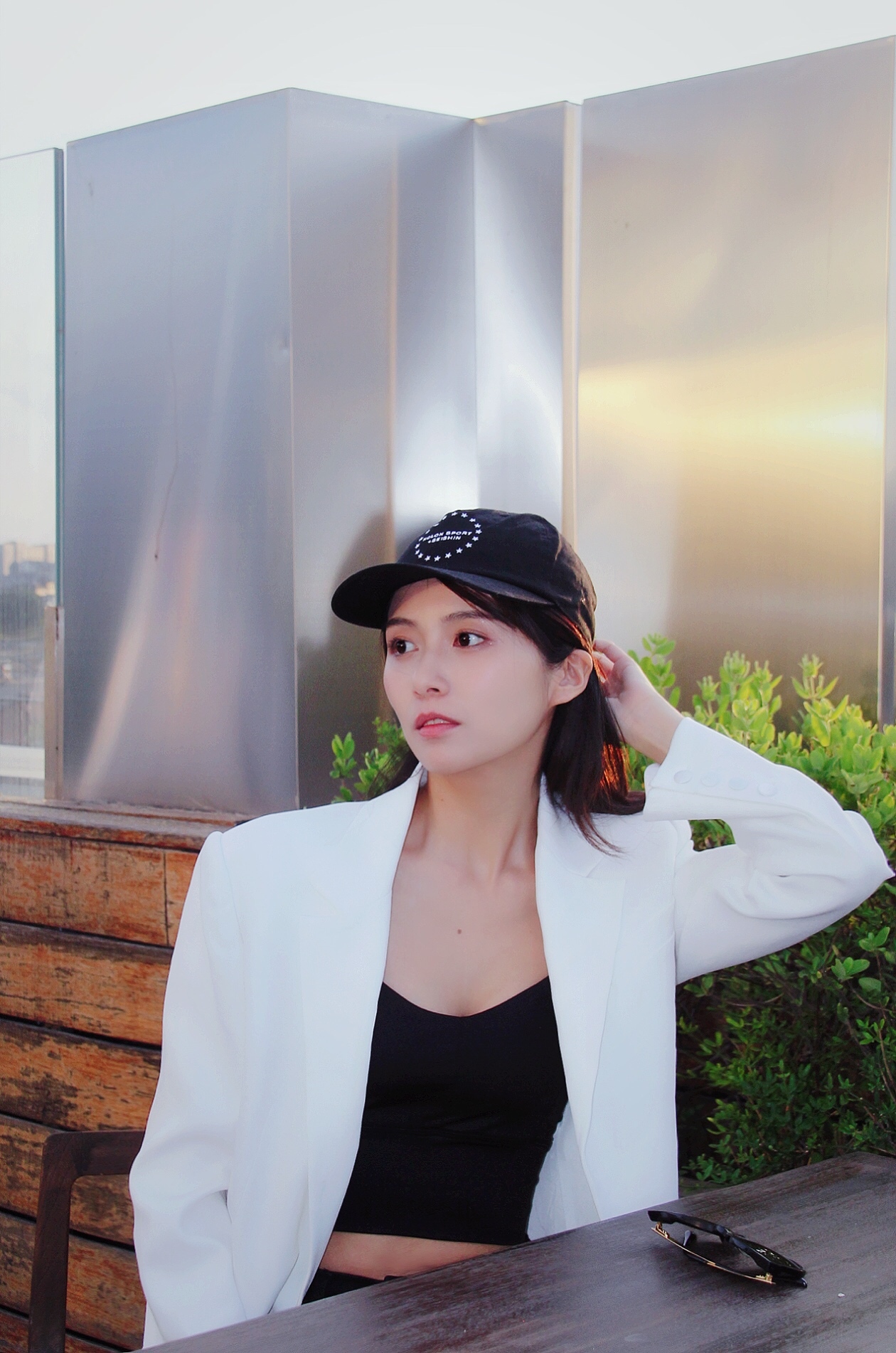 演员俞思远初夏街拍大片,同款造型演绎可盐可甜不同女人味!