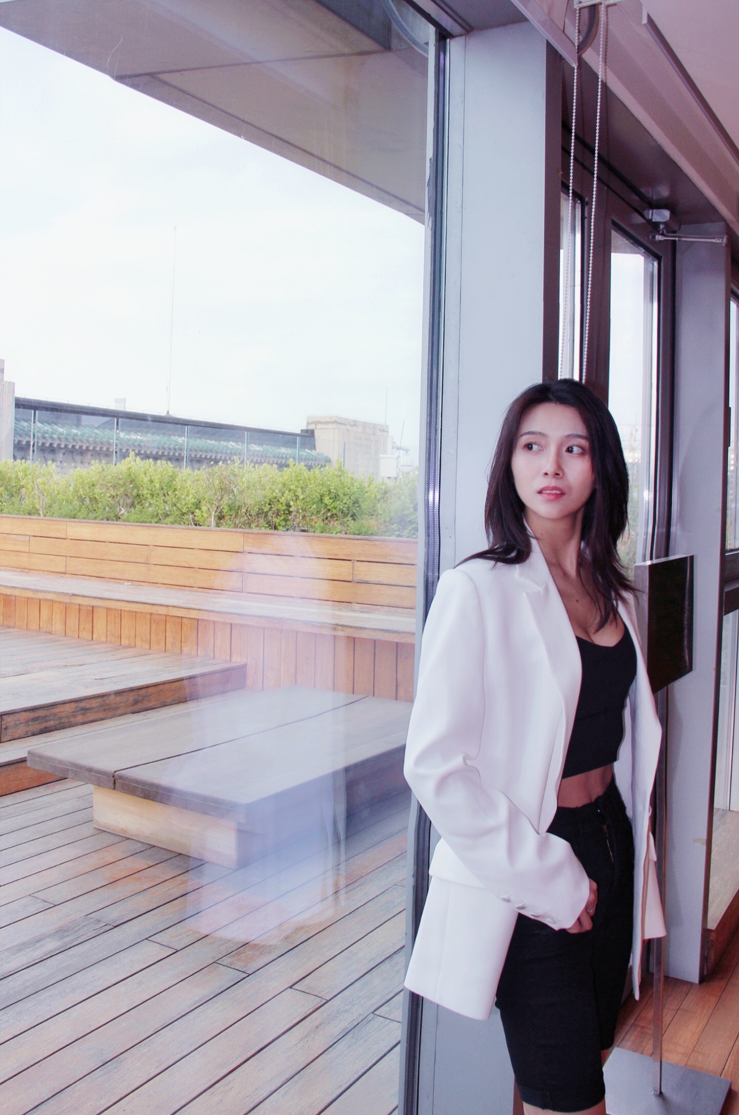 演员俞思远初夏街拍大片同款造型演绎可盐可甜不同女人味