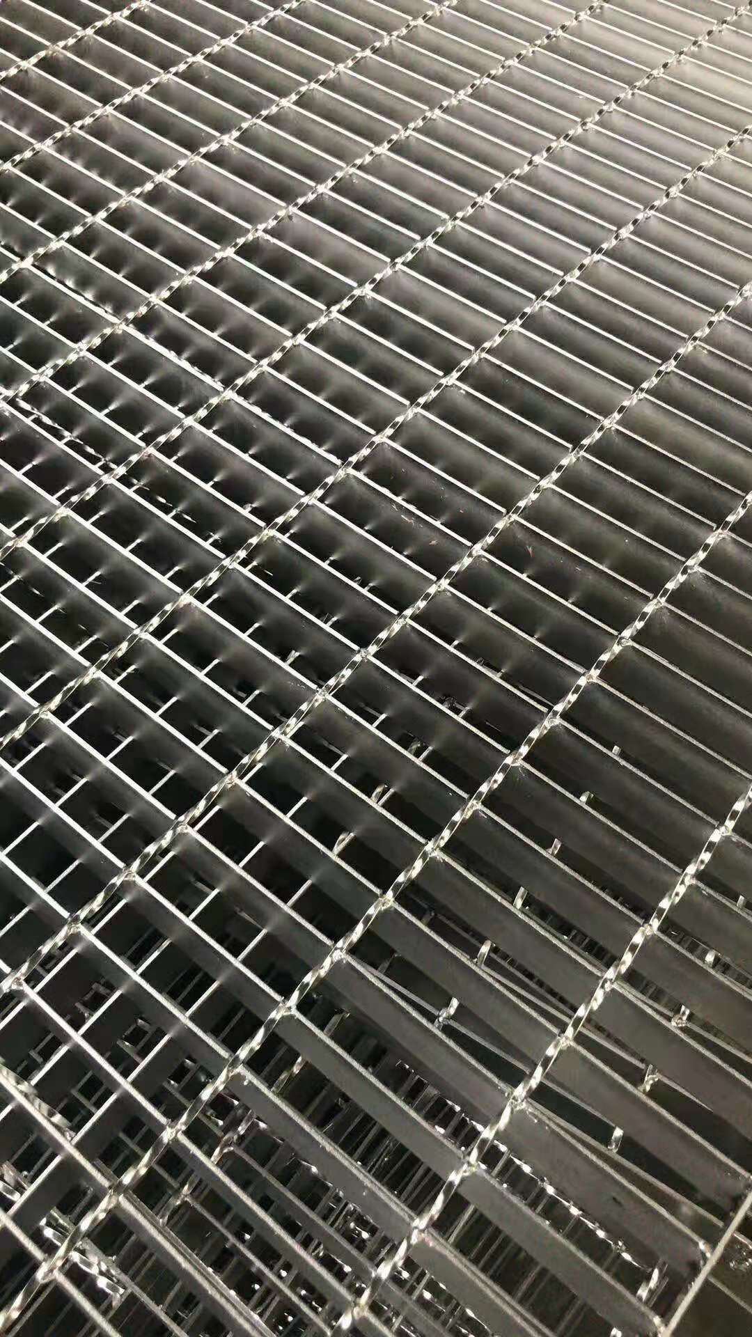 不锈钢钢格板的常用原材料及特点