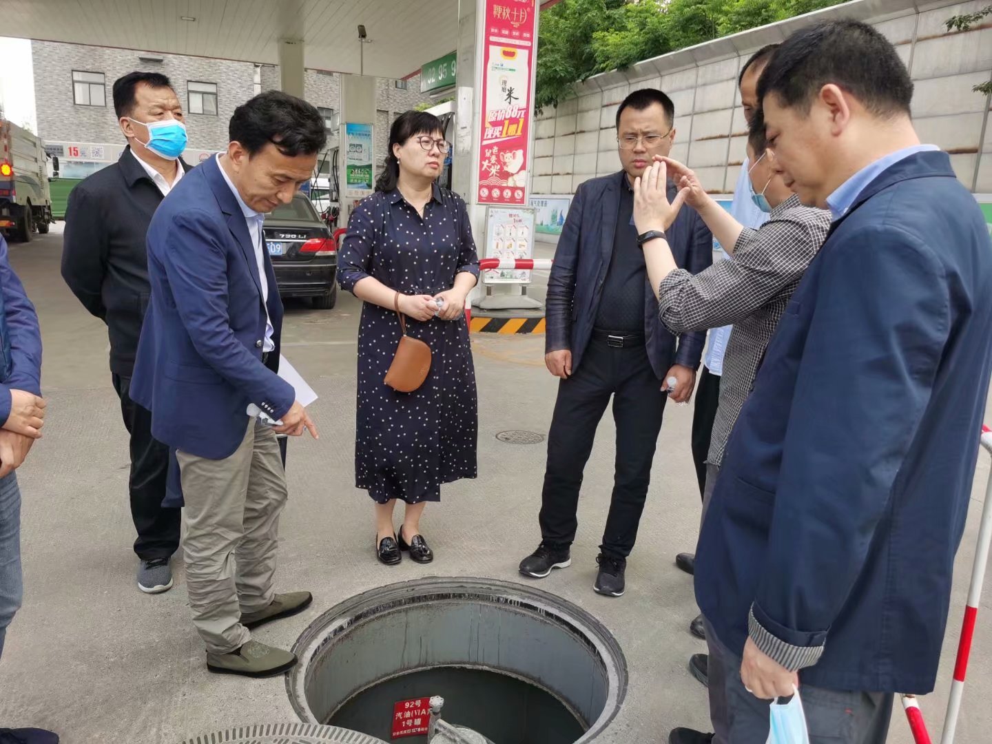 富宁宏副局长到中石化坦克路加油站检查储油罐安全