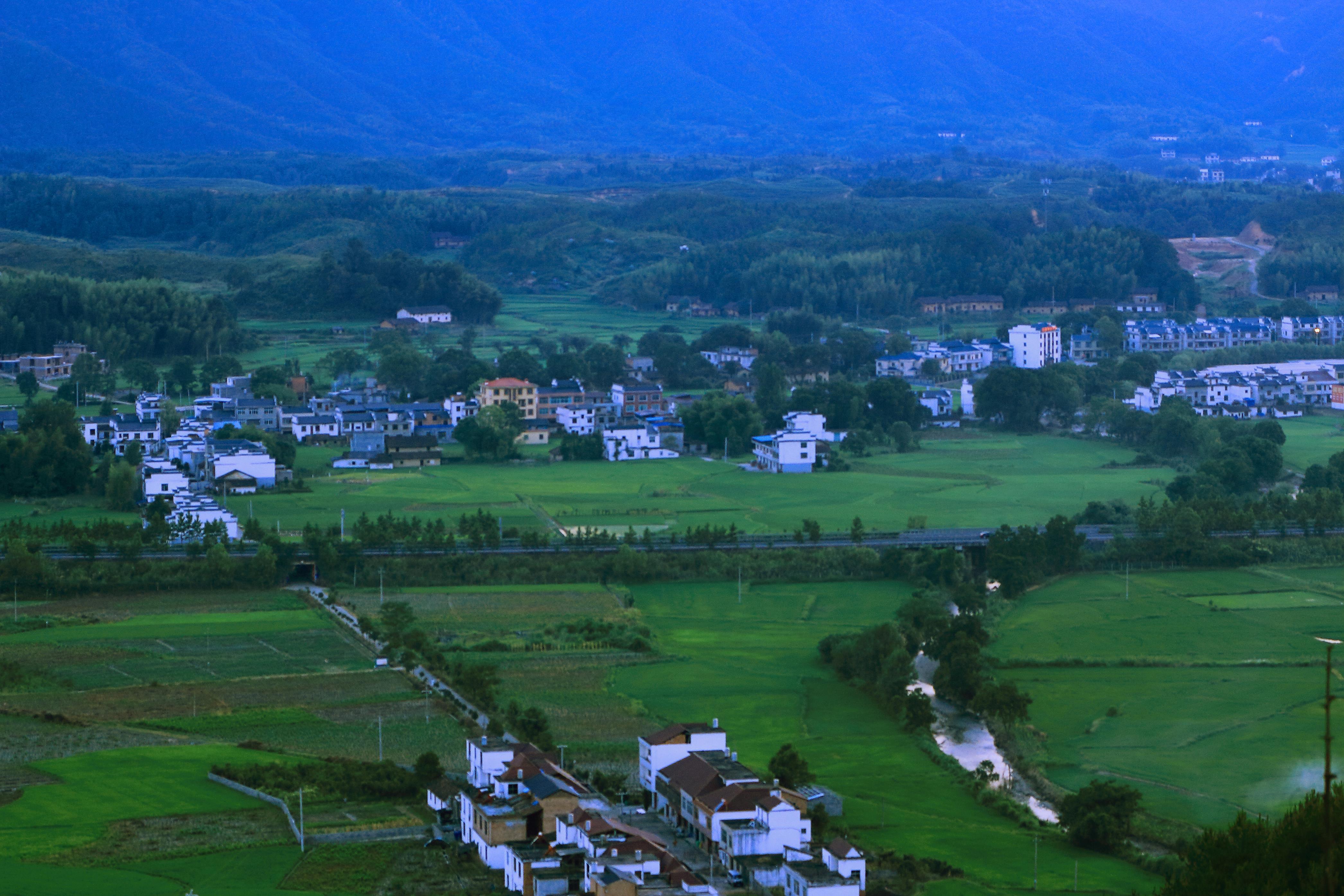 江西省九江市修水县何市镇火石村夏季村景