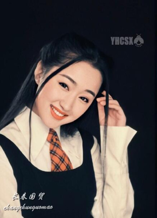 杨钰莹20年前旧照曝光,五官精致模样清纯,对镜头甜笑似邻家女孩