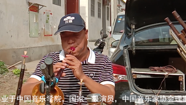 唢呐老艺人演奏歌曲《人间第一情》，味道真足，听着就是享受！
