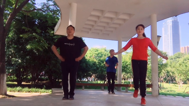 鬼步舞四步弹跳后面大叔跟着学一学就会