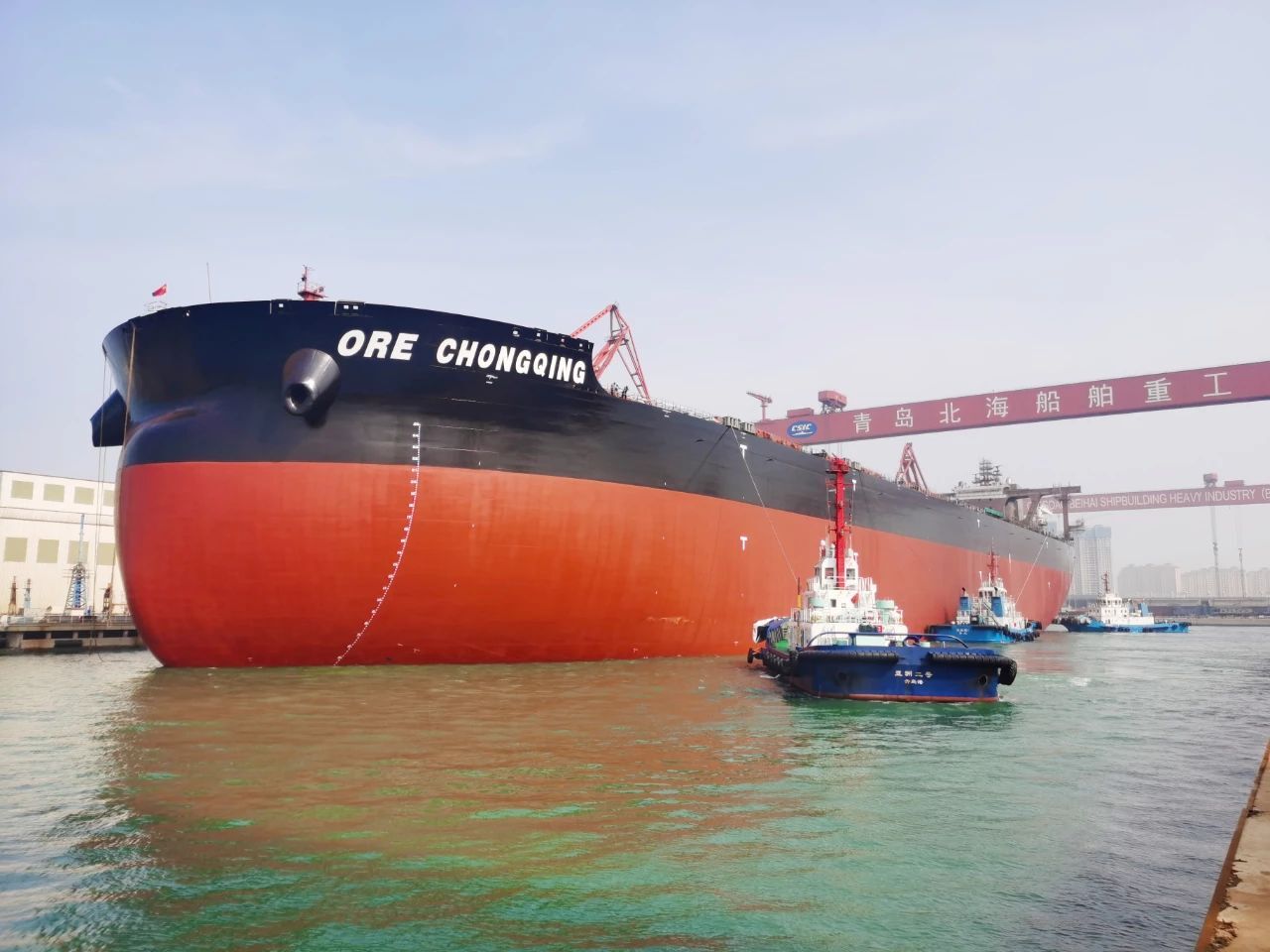 北船重工又一艘32.5万吨矿砂船顺利出坞__凤凰网