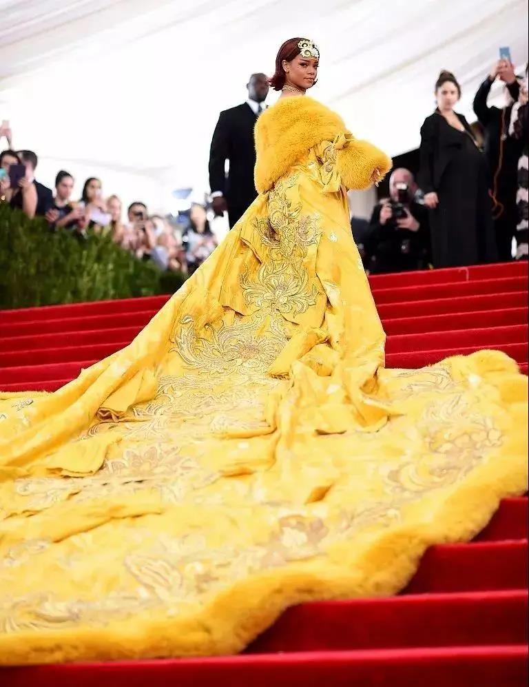 2015年,美国音乐天后蕾哈娜穿着郭培设计的"龙袍"压轴亮相,惊艳世界.