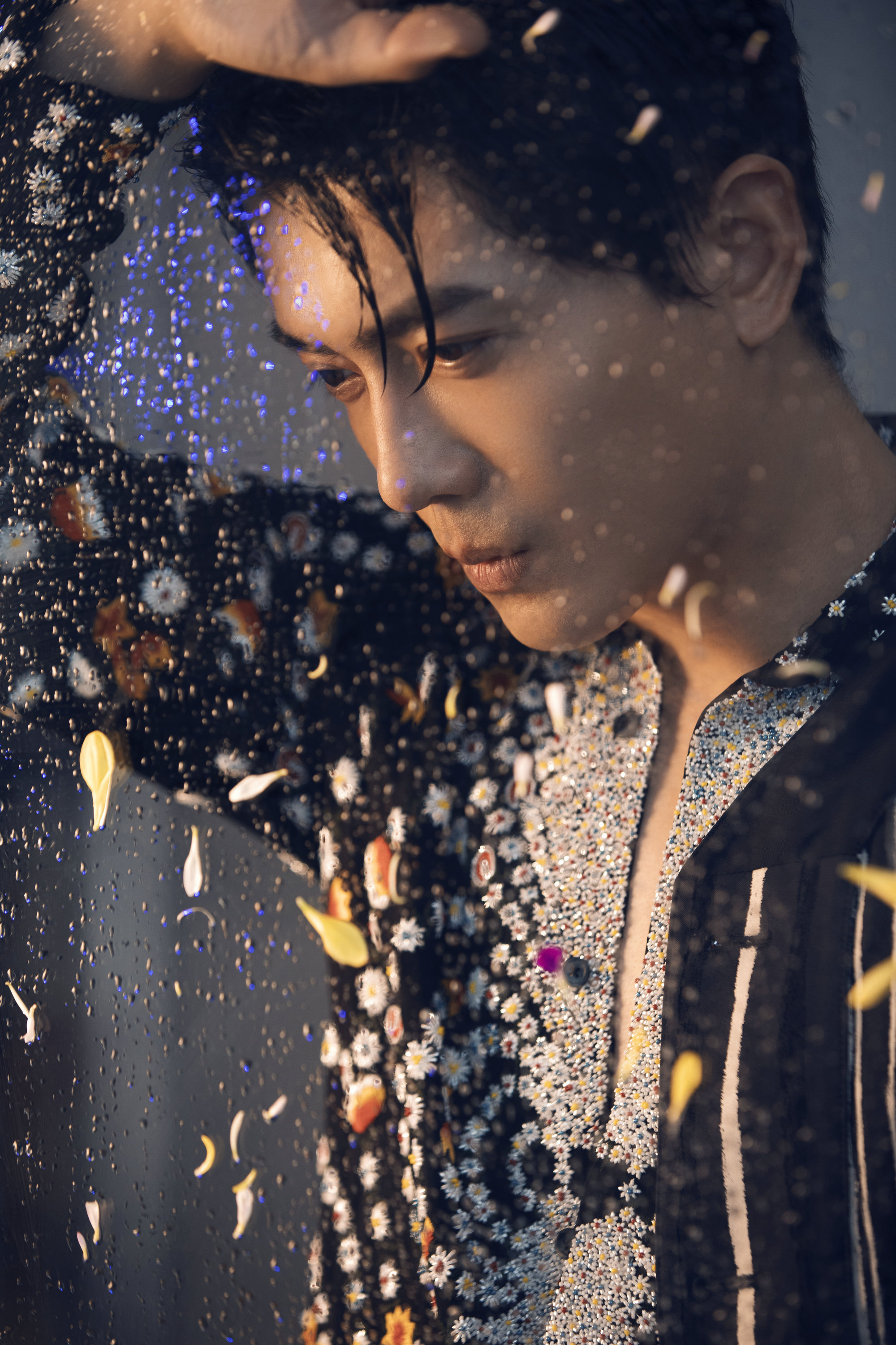 近日,实力演员李亭哲曝光一组写真照.