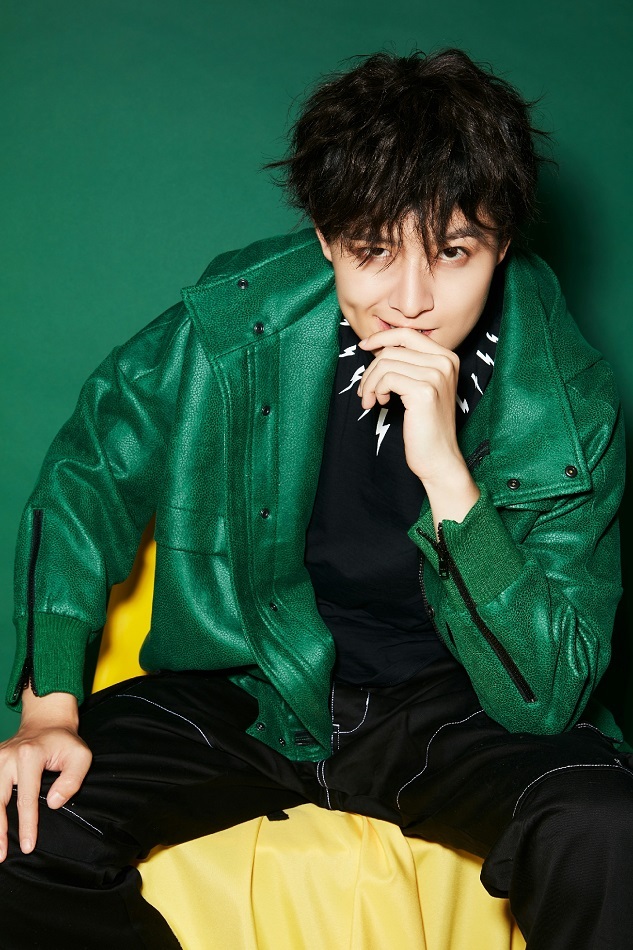 照片中,傅方俊单手托住下巴,表情时而倔强时而坏笑,眼神杀尽展魅力