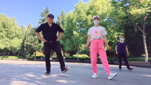 恩爱夫妻跳双人鬼步舞老爷爷不甘示弱的在后面偷偷跟着跳