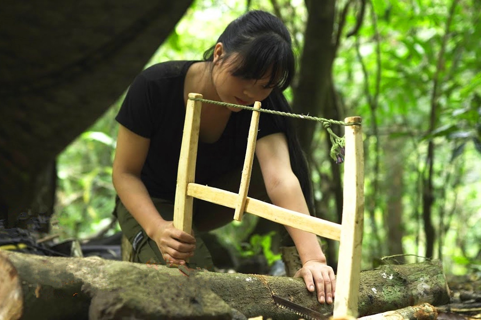 生存挑战,妹子独自徒步丛林,看她是如何打造一把木工锯的