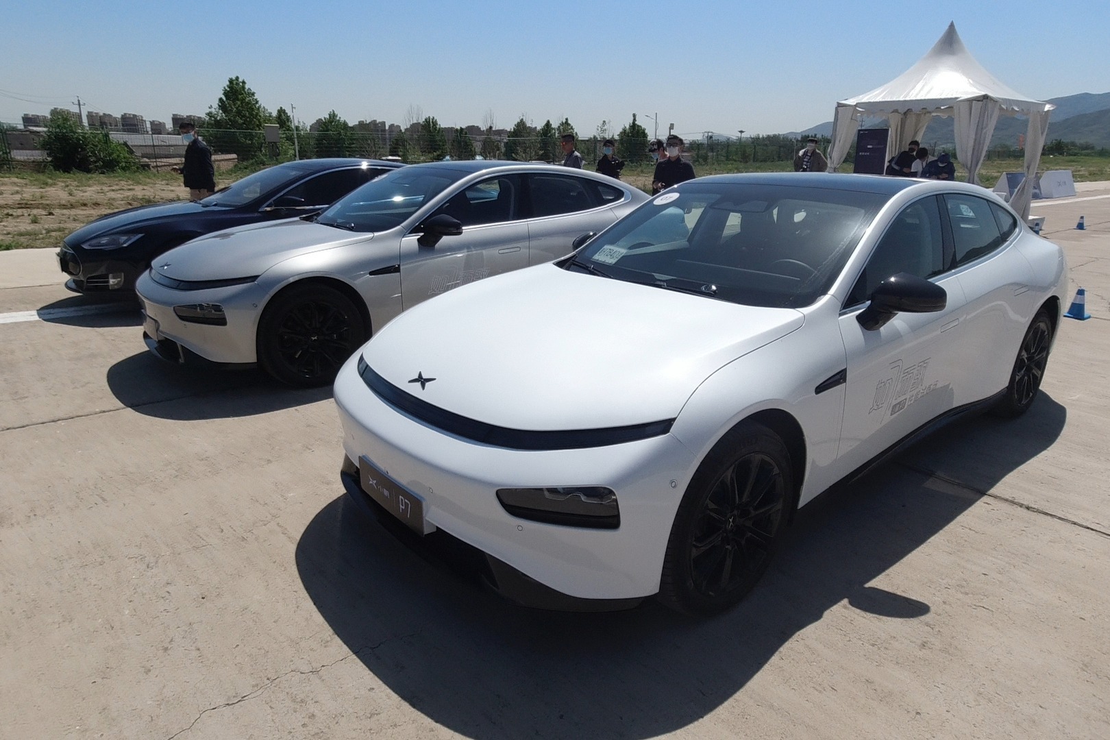 价格相仿选择续航700km的小鹏p7还是更小的model3