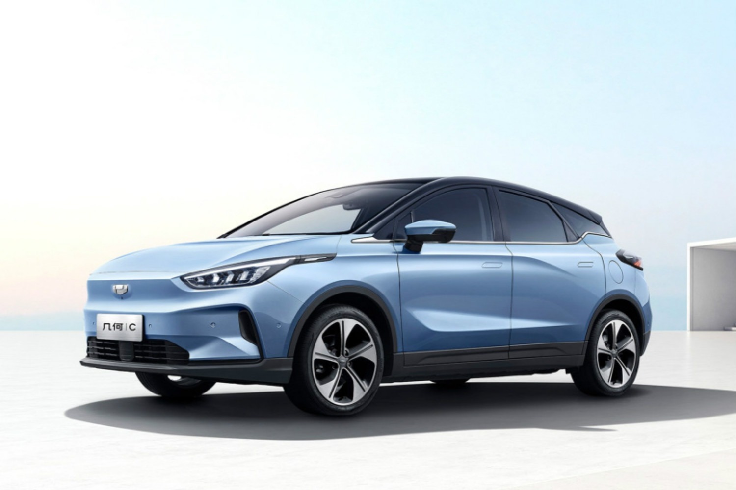 新车｜悬浮式车顶+隐藏式门把手，几何C官图发布，最高续航550km